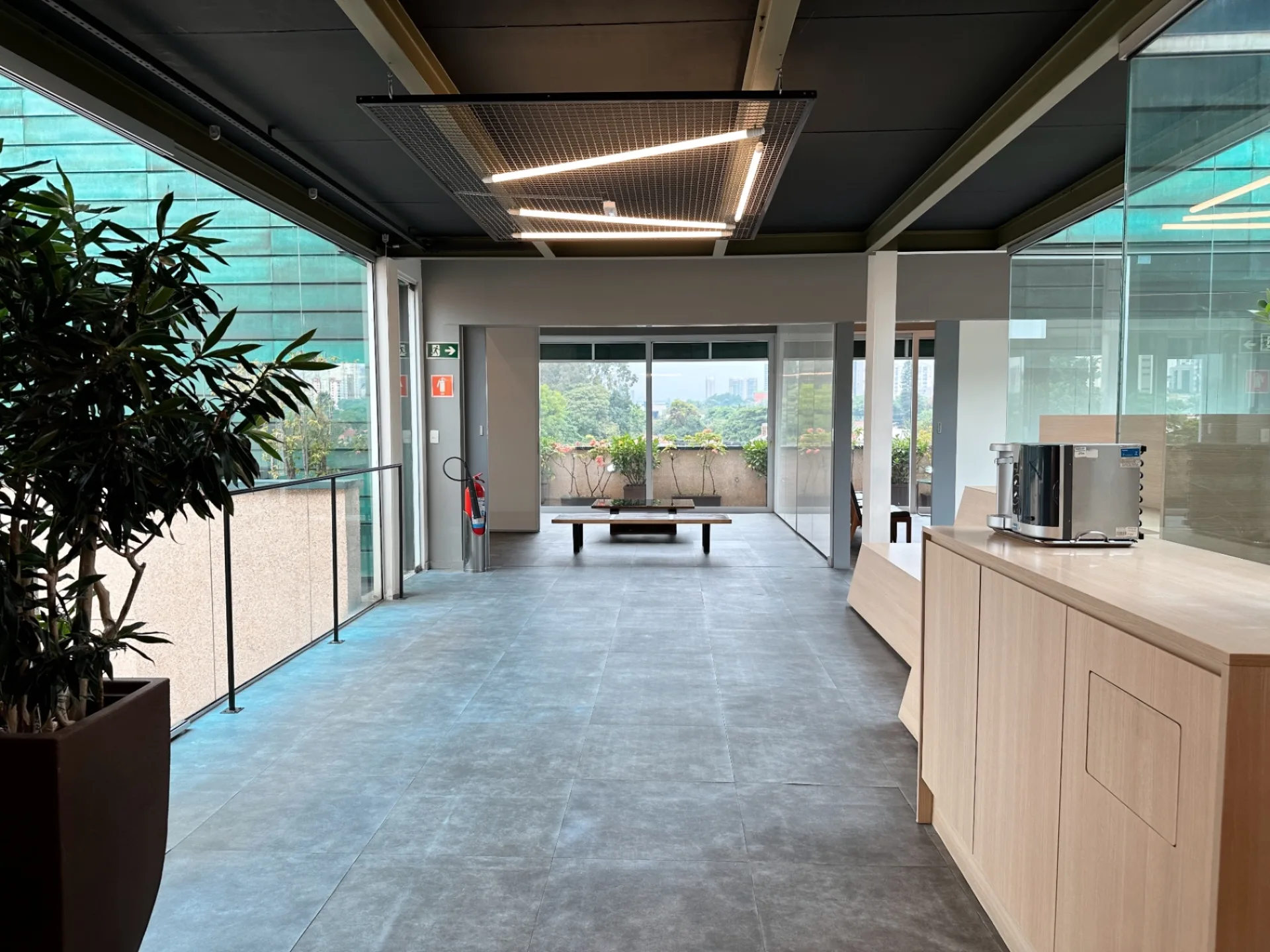 Foyer com vista para área externa