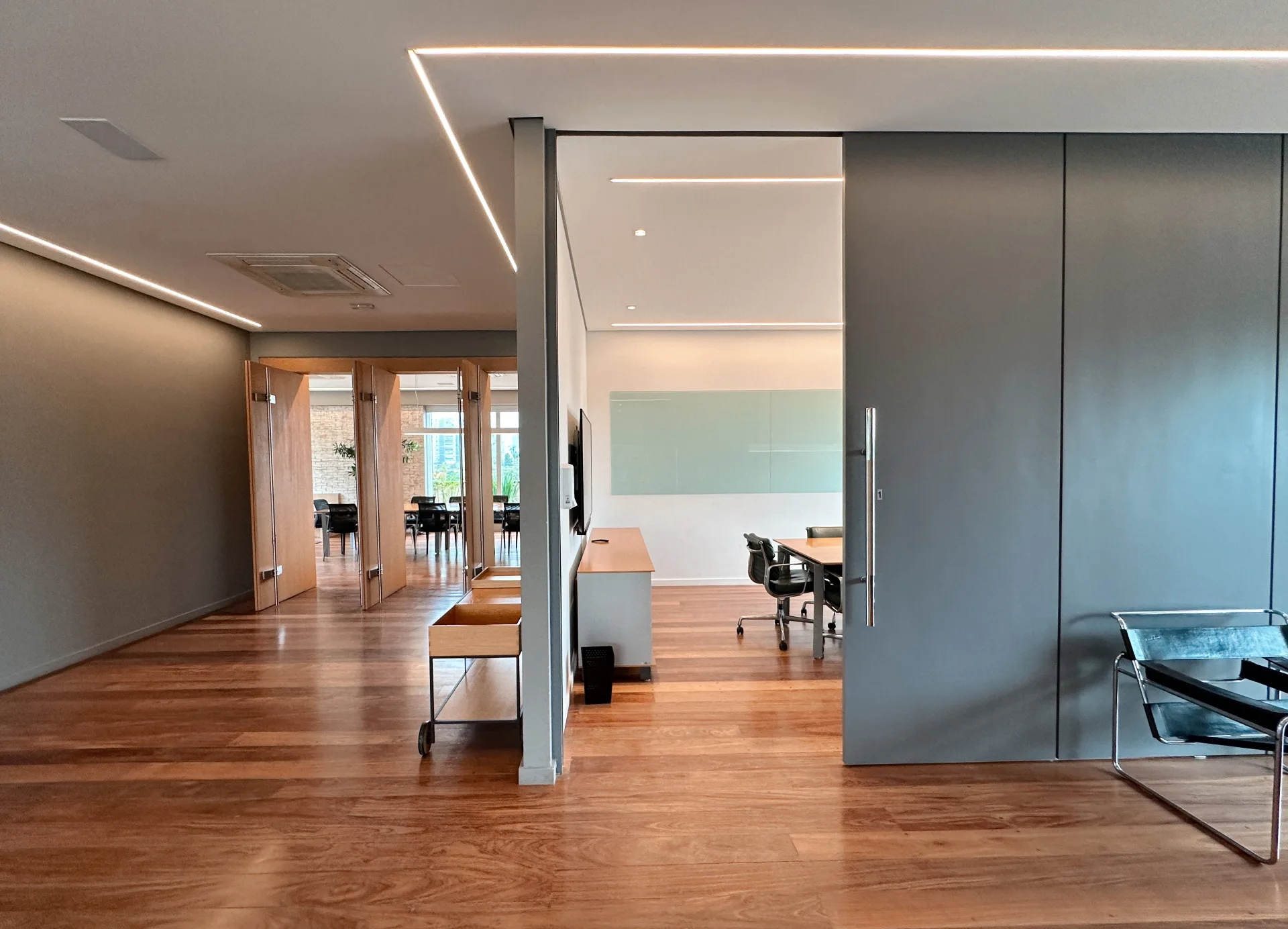 Lounge corporativo com salas integradas
