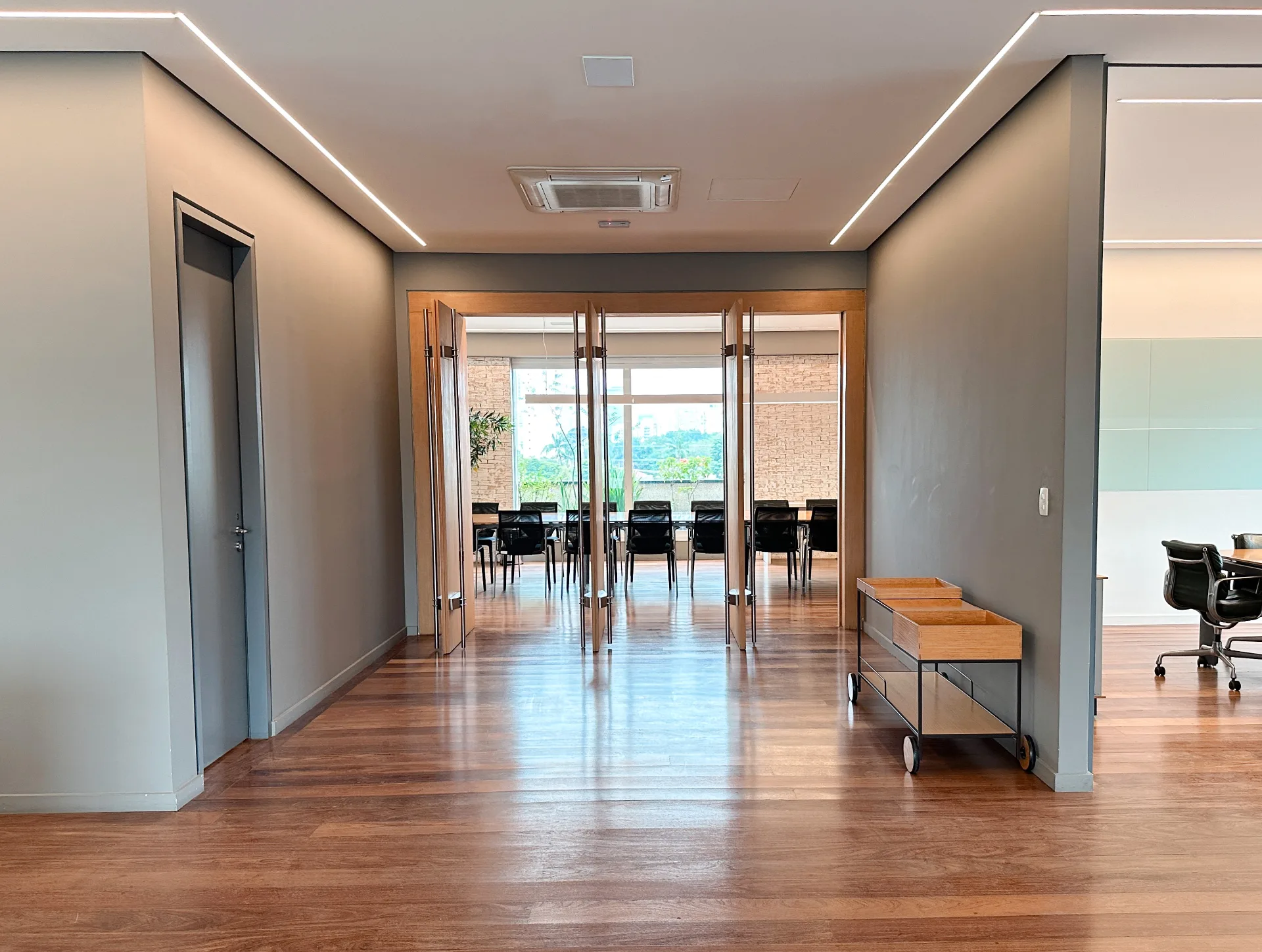 Entrada do board room com portas amplas