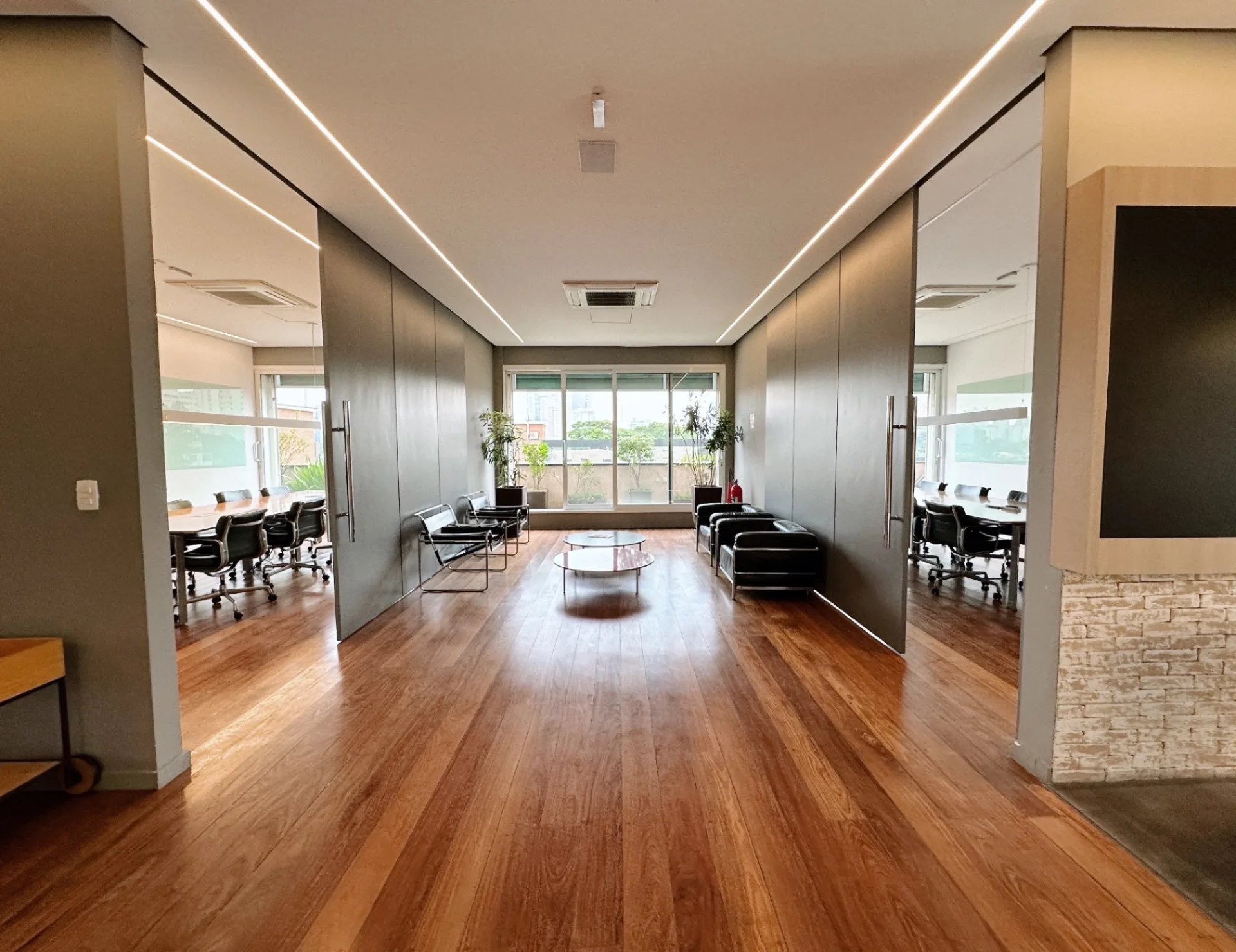 Lounge com poltronas e mesa de centro