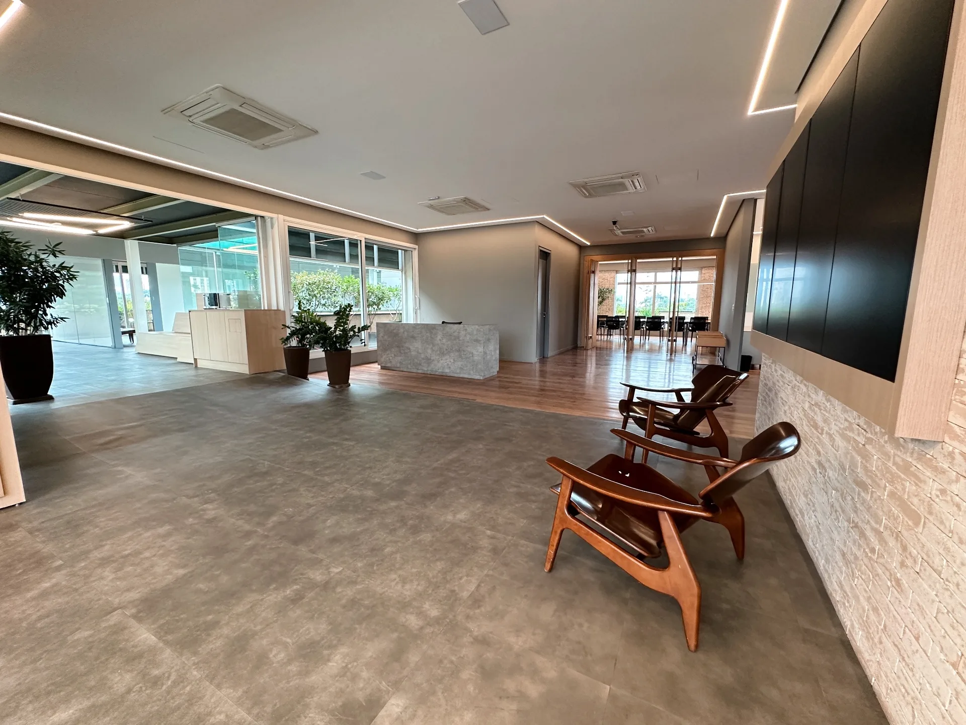 Área de convivência com lounge e TV